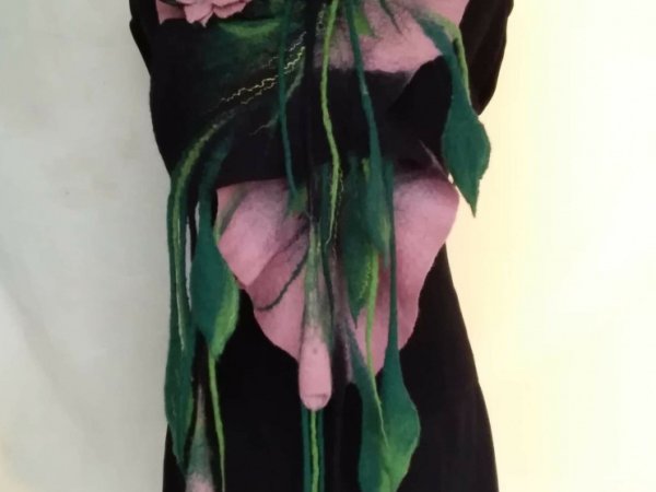 Juodai rozinis salikas2 - Accessories