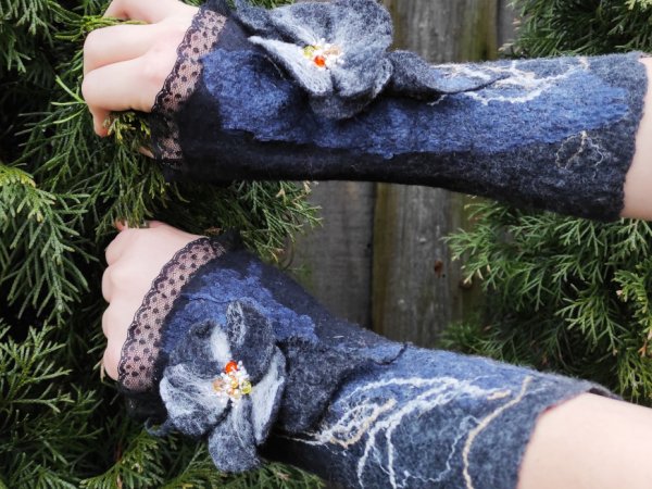 veltos riešinės  pilkos,juodos spalvų su nėriniais - Wristlets