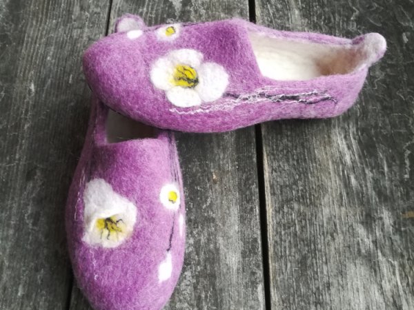 Veltos šlepetės alyvinės su tulpės žiedu 1