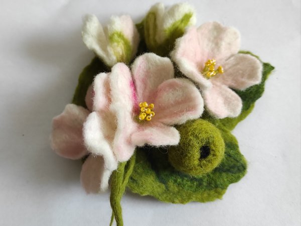 velta sagė "obels žydėjimas" - Brooches