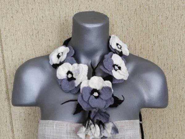 Veltas kaklo papuošalas  pilkos,juodos,baltos spalvų - Necklaces