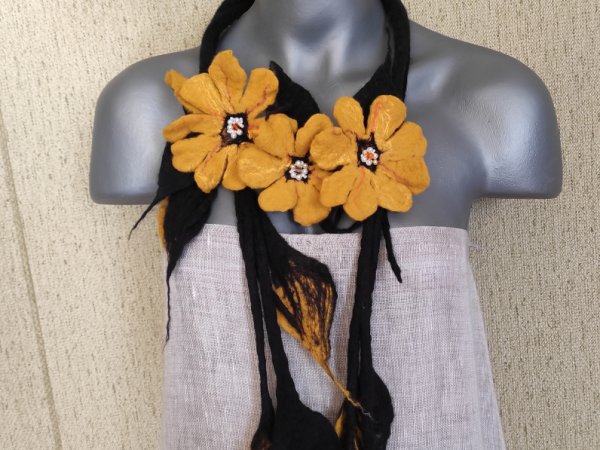 veltas papuošalas su tamsiai geltonomis gėlėmis. - Necklaces