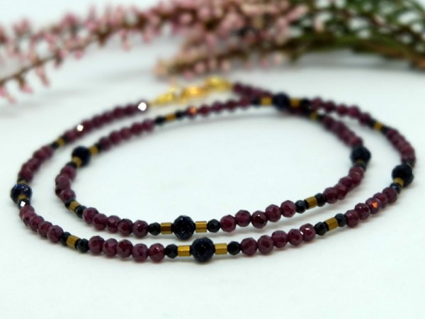 A short minimalist skeleton made of garnet - Necklace