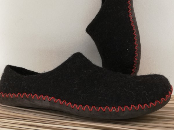 Just black slippers 3
