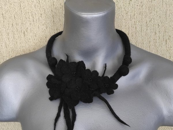 Veltas kaklo papuošalas"Naktis" - Necklaces