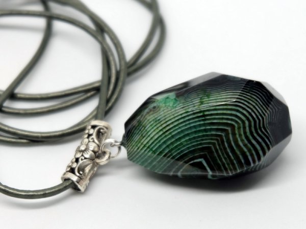 Minimalist pendant with agate - Neck pendants