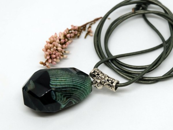 Minimalist pendant with agate 3