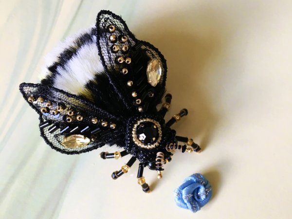 Brooch Bee embroidered - Brooches