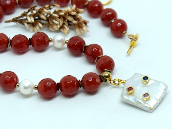Carnelian and freshwater pearl necklace with pendant 2