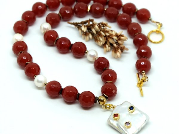 Carnelian and freshwater pearl necklace with pendant 3