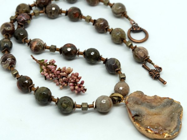 Natural stone necklace with pendant 2