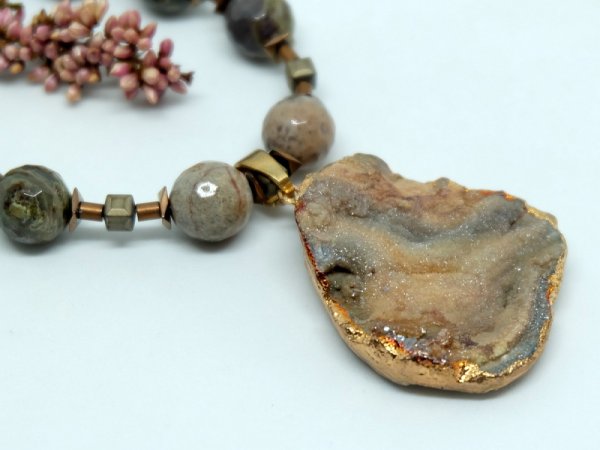 Natural stone necklace with pendant 3