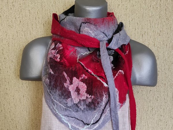 veltas šalikas surišamas raudonos,pilkos,juodos spalvų. - Scarves & shawls