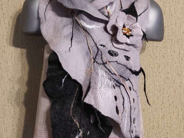 Veltas,pilkų altspalvių šalikas su sage - Scarves & shawls