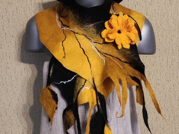 veltas šalikėlis su sage geltonų,juodos spalvų. - Scarves & shawls