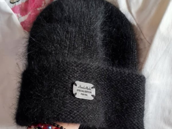 Juoda kepurė - Hats