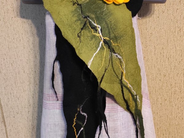 veltas šalikas su geltona gėle. - Scarves & shawls
