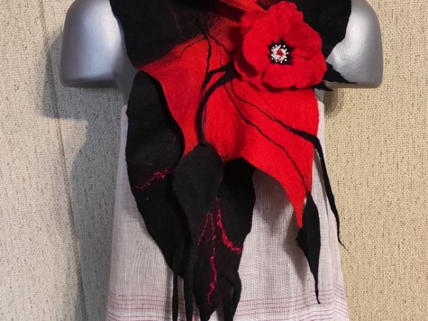 veltas šalikas juoda/ raudona su sage - Scarves & shawls