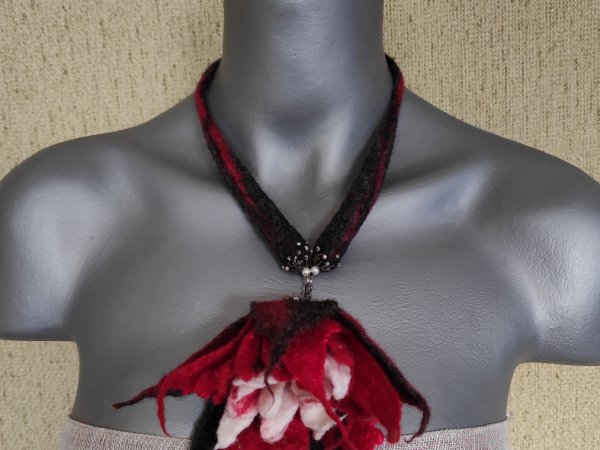 Išskirtinis veltas papuošalas - Necklaces