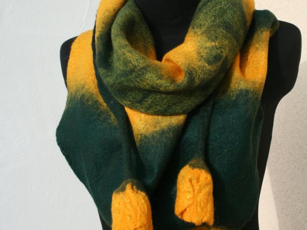 Velta trikampė skara ,,TULPĖS ,, - Wraps & cloaks