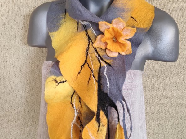veltas šalikas " Narcizų žydejimas" - Scarves & shawls