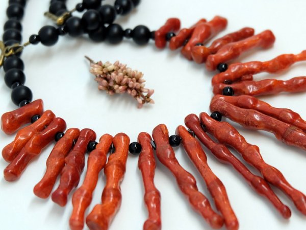 Coral twig and onyx necklace 3