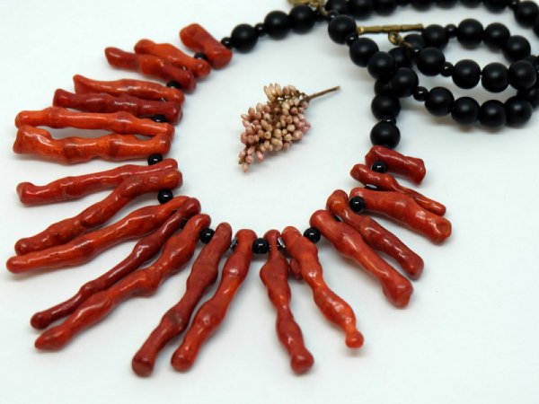 Coral twig and onyx necklace - Necklace