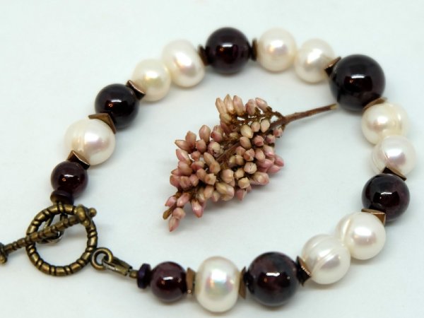 Freshwater pearl and garnet bracelet - Bracelets