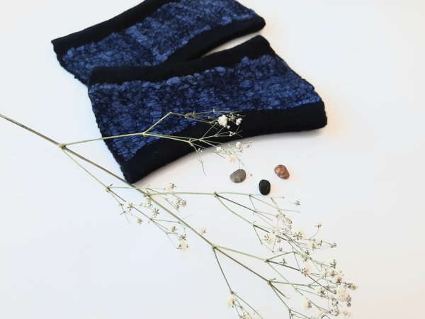 Juodo mėlyno riešinės su šilku - Wristlets