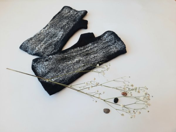Juodos su baltu viskozės dekoru - Wristlets