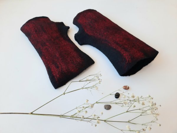 Veltos juodos vilnos ir raudonos viskozės riešinės - Wristlets
