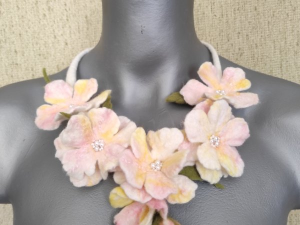 Veltinio papuošalas "Švelnumas" - Necklaces