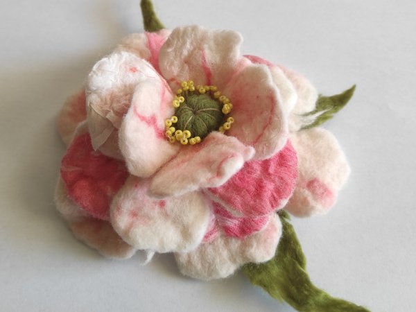 velta gėlė nunofelt tecnika - Brooches