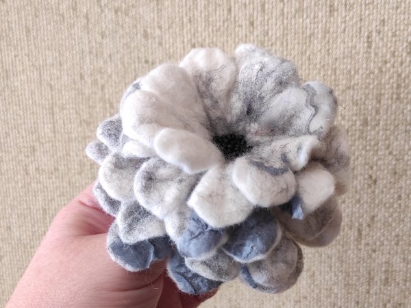 Velta sagė pilkšva - Brooches