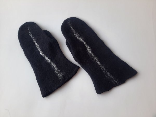 Juodos pirštinės su baltu minimalistiniu dekoru - Gloves & mittens
