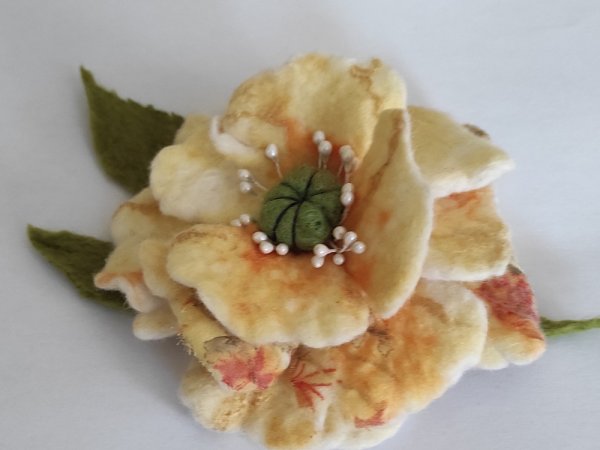 Velta gėlė gelsva - Brooches