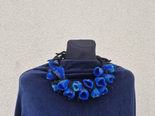 Kaklo papuošalas iš vilnos "Mėlynieji koralai - Necklaces
