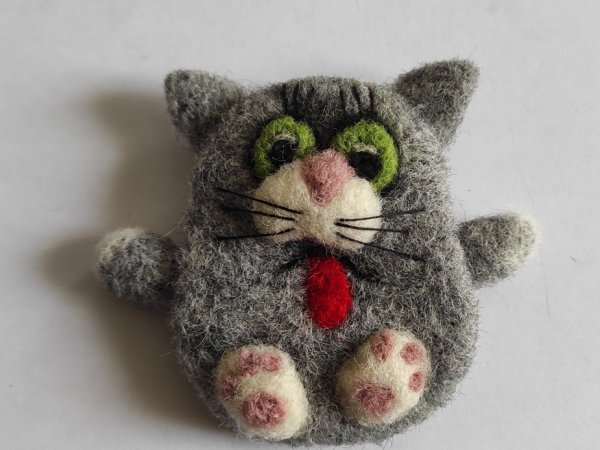 velta sagė "Pilkas katinėlis" - Brooches
