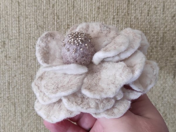 Velta gėlė su lino pluoštu - Brooches