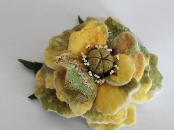Velta gėlė geltona žalia spalvų - Brooches