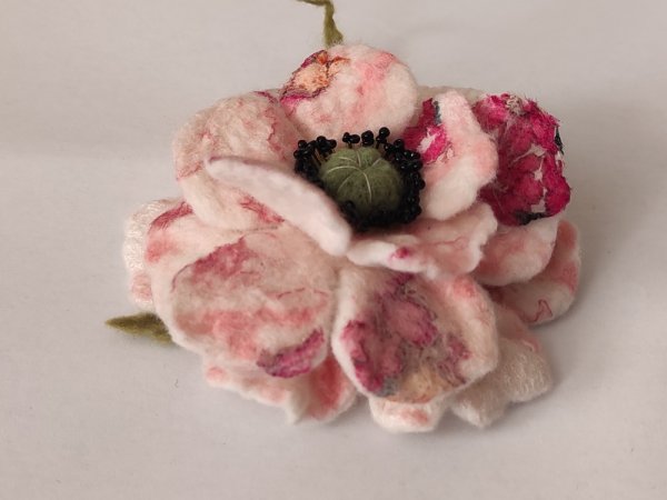 velta gėlė nunofelt technika - Brooches