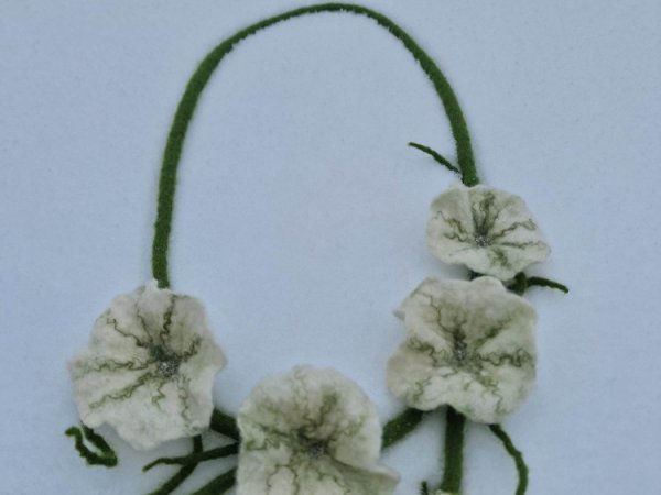 Kaklo papuošalas iš vilnos "Petunijos" - Necklaces