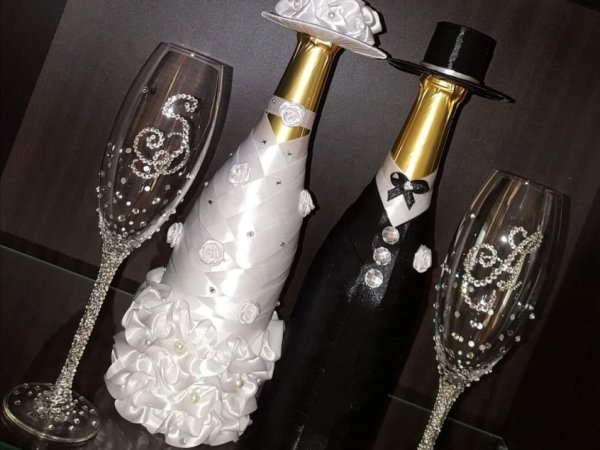 Dovana jaunavėdžiams. - Decorated bottles
