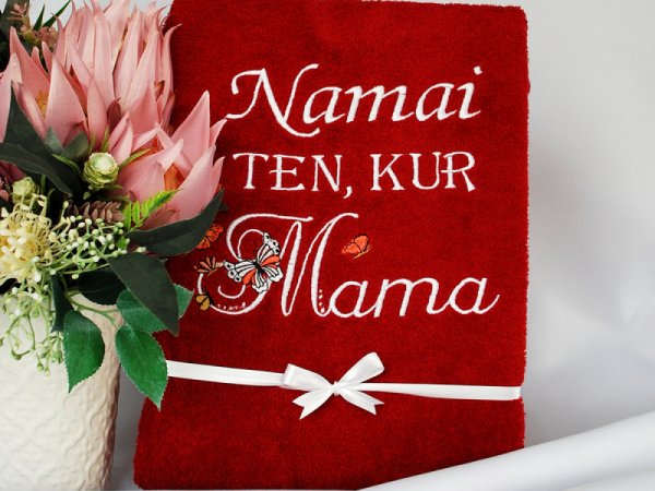 Namai ten, kur MAMA - siuvinėtas chalatas 2