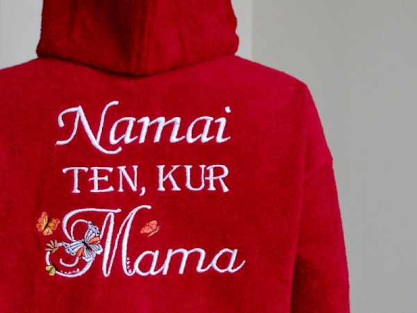 Namai ten, kur MAMA - siuvinėtas chalatas - Kita apranga