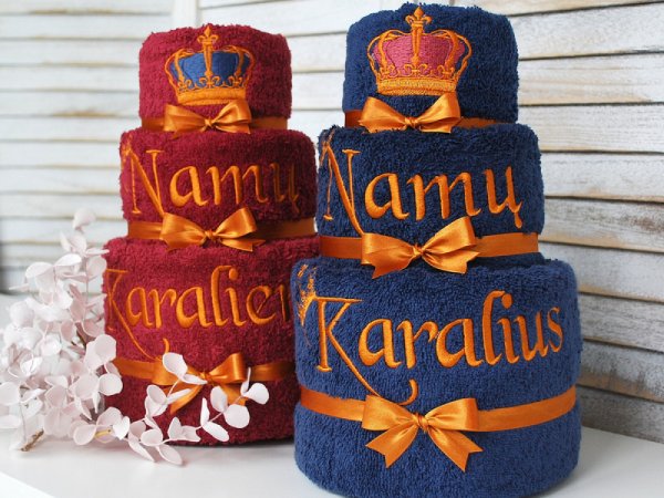 Tortas iš rankšluosčių namų karaliui ir karalienei - Needlework