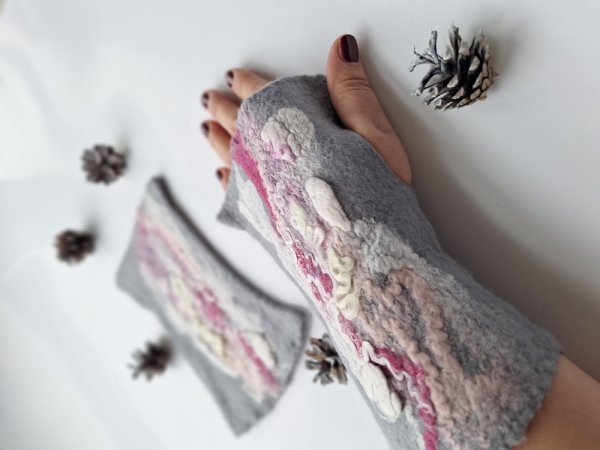 Veltos merino vilnos riešinės su rausvais akcentais - Wristlets