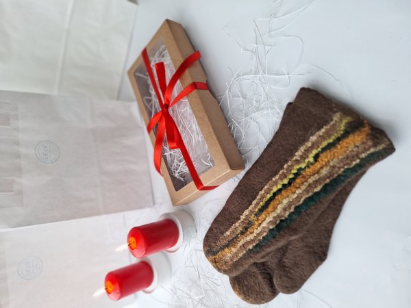 Rudos spalvos pirštinės su juostelių dekoru - Gloves & mittens