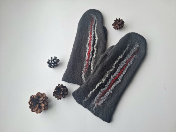 Pilkos kamštinės pirštinės juostelių dekoru - Gloves & mittens