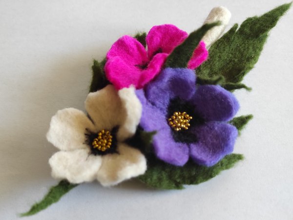 Margaspalvė sagė - Brooches